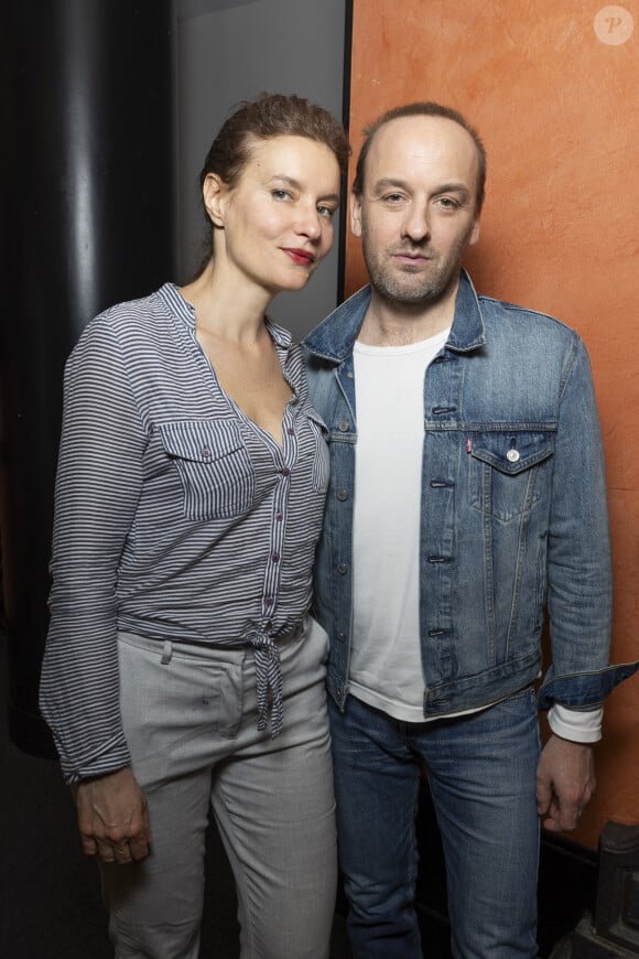 Exclusif - Charles Souchon (Ours) et sa femme en backstage du concert du gala des 20 ans de la fondation Recherche Alzheimer "2 générations chantent pour la 3ème" à l'Olympia à Paris le 18 mars 2024. © Cyril Moreau / Bestimage