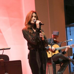 Carla Bruni Sarkozy donne un mini concert lors du Dîner " Korea invites the World ", donné à la Fondation Louis Vuitton par Mr Chey Tae-won, Président de la Chambre de Commerce et d'Industrie Coréenne. Paris, France, le 14 Octobre 2023. © Bertrand Rindoff Petroff / Bestimage 