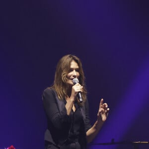 Exclusif - Carla Bruni lors du concert hommage à la chanteuse Barbara "Du bout des lèvres" , conçu par l'INA, sur la scène du Grand Rex à Paris le 18 septembre 2023. Les stars ont repris le répertoire de Barbara dans un concert-hommage servi par des images d'archives de l'Ina. © Jack Tribeca / Bestimage 