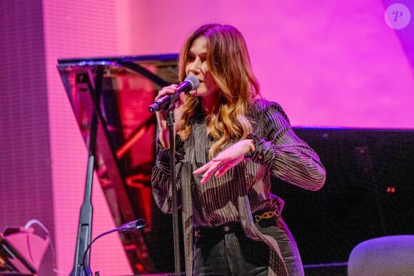 Carla Bruni Sarkozy donne un mini concert lors du Dîner " Korea invites the World ", donné à la Fondation Louis Vuitton par Mr Chey Tae-won, Président de la Chambre de Commerce et d'Industrie Coréenne. Paris, France, le 14 Octobre 2023. © Bertrand Rindoff Petroff / Bestimage 