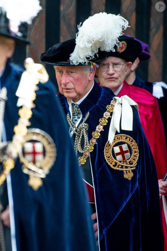 Le média The Sun a dévoilé une photo de la file atteignant le kilomètre ! Du jamais vu 
Le prince Charles, prince de Galles, lors de la cérémonie annuelle de l'Ordre de la Jarretière (Garter Service) au château de Windsor. Le très noble ordre de la Jarretière (Most Noble Order of the Garter) est le plus élevé des ordres de chevalerie britanniques créé par le roi Edouard III. L'ordre inclut aussi des membres supplémentaires de la famille royale ou des souverains étrangers, appelés "chevaliers et dames surnuméraires". Cette année, la reine Elizabeth II d'Angleterre a installé deux nouveaux chevaliers dans l'Ordre de la Jarretière, le roi Felipe VI d'Espagne et le roi Willem-Alexander des Pays-Bas. Windsor, le 17 juin 2019. 