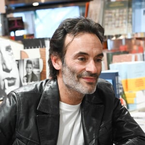 Exclusif - Anthony Delon dédicace son livre "Entre chien et loup" à la librairie du Publicisdrugstore à Paris le 21 avril 2022. © Coadic Guirec/Bestimage 