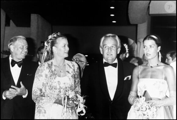 Frank Sinatra, la princesse Grace de Moanco, le prince Rainier de Monaco et Caroline de Monaco au Bal de la Croix-Rouge en août 1979.