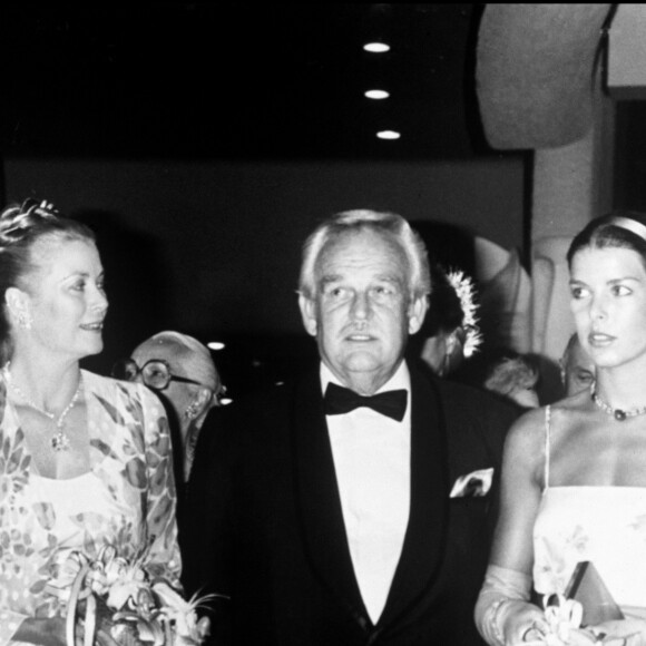 Frank Sinatra, la princesse Grace de Moanco, le prince Rainier de Monaco et Caroline de Monaco au Bal de la Croix-Rouge en août 1979.