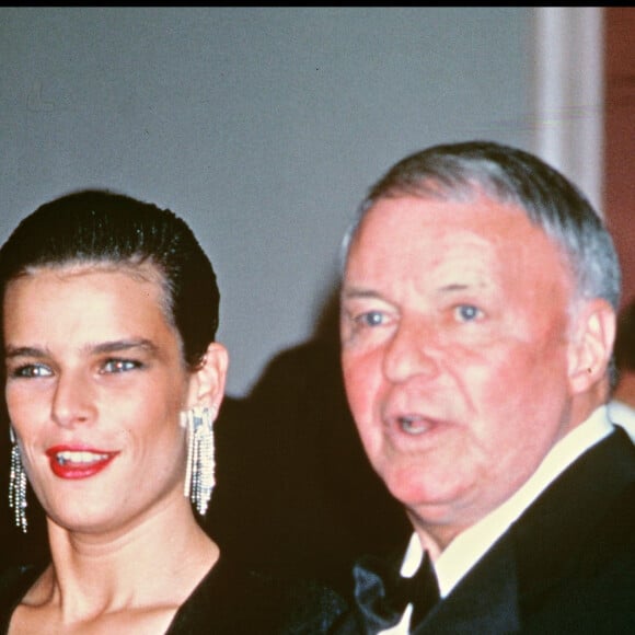 Stéphanie de Monaco avec son parrain Frank Sinatra en 1988.