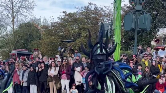 Une super parade.
Faustine Bollaert profite d'un super séjour à Disneyland Paris avec son mari Maxime Chattam et leurs enfants Abbie et Peter.