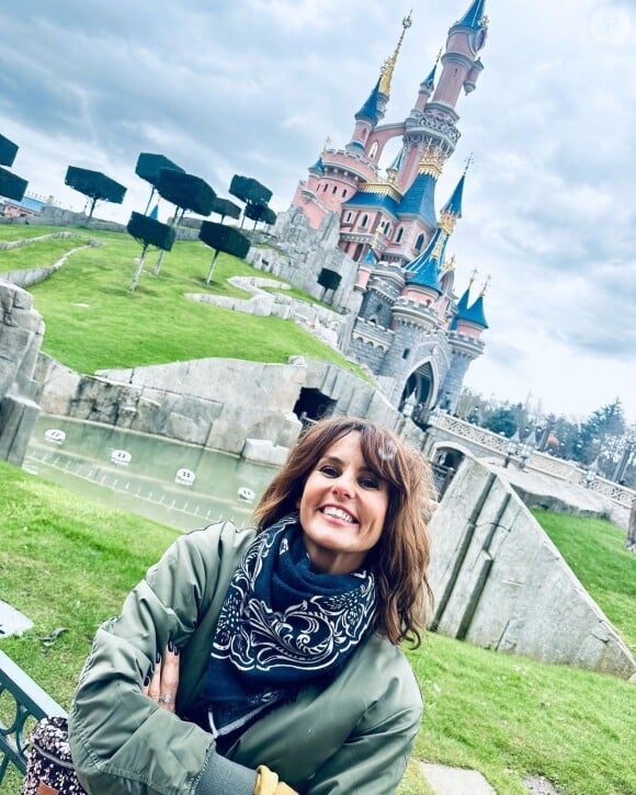 Pour l'occasion, elle a pris la décision d'aller à Disneyland Paris !
Faustine Bollaert en visite à Disneyland Paris avec son mari Maxime Chattam et leurs enfants Abbie et Peter.