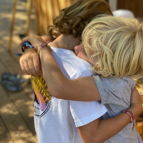Et tous portent des pulls de la marque "Ron ron", créée par elle-même !
Agathe Lecaron partage de rares photos d'elle avec son mari François Pellissier ainsi que leurs enfants Gaspard et Félix.