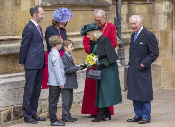 Et a même pu rencontrer du public ! 
Le roi Charles III d'Angleterre et Camilla Parker Bowles, reine consort d'Angleterre - Les membres de la famille royale britannique arrivent à la chapelle Saint-George pour assister à la messe de Pâques. Windsor, le 31 mars 2024. 