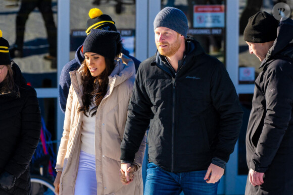 Un moment adorable, loin du prince Harry. 
Le prince Harry, duc de Sussex et Meghan Markle, duchesse de Sussex, en visite au camp d'entrainement des athlètes des Invictus Games 2024 à Whistler en Colombie Britannique, le 14 février 2024. 