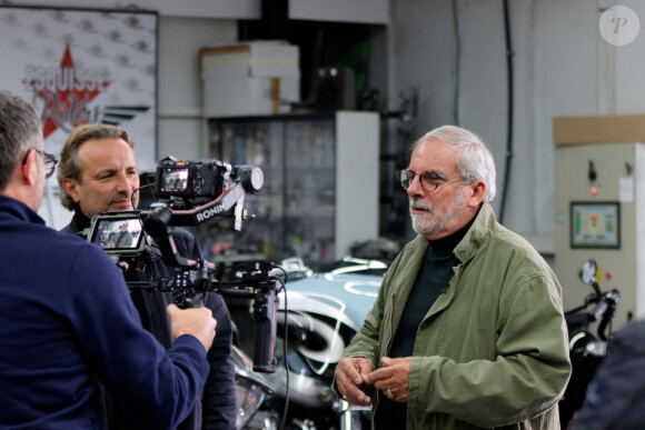 Dominique Chapatte tourne l'émission "Turbo" (M6) à la carrosserie Esquisse Riders à Izon près de Bordeaux, aux côtés d'Alex Bouchon et Etienne Bruet, le 23 octobre 2023. © Marc de Tienda / Panoramic / Bestimage  