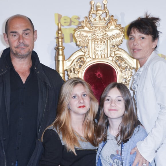 Bernard Campan avec sa femme Anne et ses enfants Loan et Nina - Avant première du film "Les Minions" au Grand Rex à Paris le 23 juin 2015.