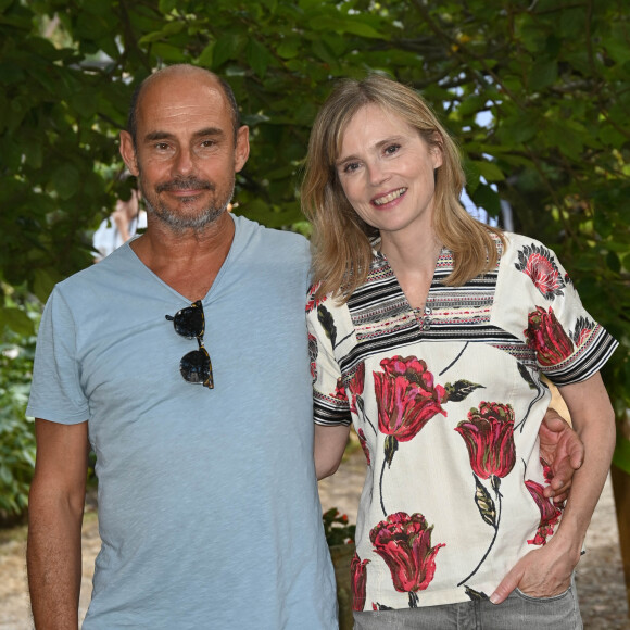 Bernard Campan et Isabelle Carré au photocall du film "La Degustation" lors du 15ème festival du film francophone de Angoulême, France, le 26 août 2022. © Coadic Guirec/Bestimage 