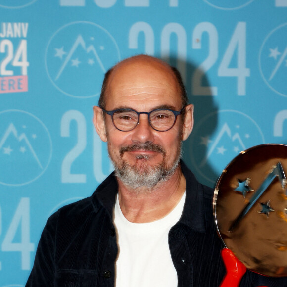 Bernard Campan, Prix d'interprétation masculine pour "Et Plus si Affinités" au photocall des lauréats après la cérémonie de clôture du 27ème Festival International du Film de Comédie de l'Alpe d'Huez, France, le 20 janvier 2024. © Dominique Jacovides/Bestimage