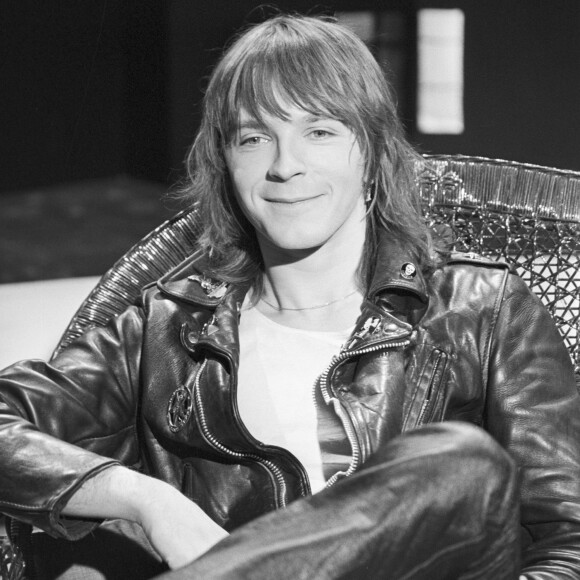 Le chanteur est actuellement en tournée. Retour en image sur une vie mouvementée.En France, à Paris, le chanteur Renaud sur un plateau de télévision.