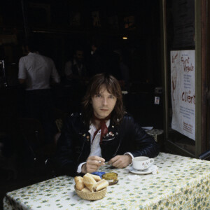 Le chanteur a débuté sa carrière dans les année 70. Il a connu des hauts et des bas.Rendez-vous avec le chanteur Renaud dans un café, derrière une Harley Davidson. Septembre 1979 © Alain Canu via Bestimage