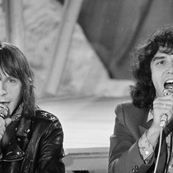 Dès les années 80, il arbore son look de loubard, ici avec Julien Clerc.Le chanteur Renaud et Julien Clerc sur le plateau de l'émission "Numéro Un". Le 24 mars 1980 © Bernard Leguay via Bestimage