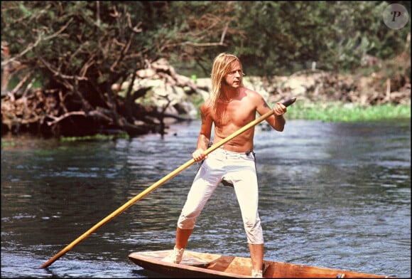 Le chanteur Renaud descend une rivière sur une barque en 1991.