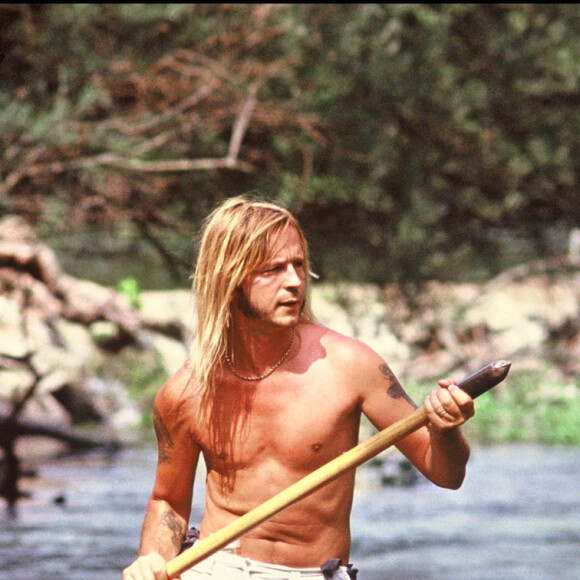 Le chanteur Renaud descend une rivière sur une barque en 1991.