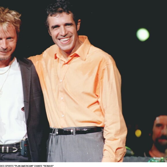 Julien Clerc fête son anniversaire avec Renaud sur la scène du palais des sports à Paris le 3 octobre 1997.