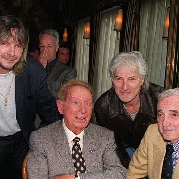 Renaud, Charles Trenet, et Hugues Aufray fêtent les 75 ans d'Aznavour le 23 mai 1999.