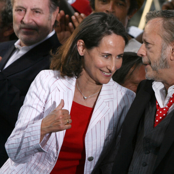 Renaud Séchan soutient la candidate socialiste à la présidentielle Ségolène Royal le 1er mai 2007 à Paris. Photo by DeRusse/Bisson/Orban/ABACAPRESS.COM