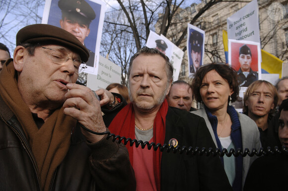 Robert Hossein, Renaud et la journaliste Florence Aubenas soutiennent les otages des Farc en Colombie. Paris Mars 2008. Photo by Giancarlo Gorassini/ABACAPRESS.COM