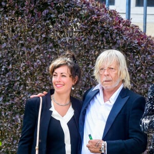 Le chanteur Renaud (Renaud Séchan) et sa compagne Cerise (de son vrai prénom Christine) - au mariage d'Hugues Aufray et de Murielle Mégevand à la mairie de Marly-Le Roy, France, le 2 septembre 2023. 