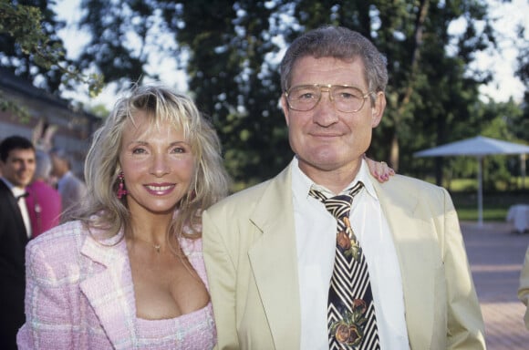 En France, à Paris, Annie Philippe et son mari Cyrille Guimard au Paris-Country-Club, lors du Tournoi de pétanque des personnalités de Paris. Le 15 juin 1994.