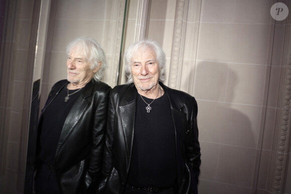 Hugues Aufray en marge de la cérémonie des Stéthos d'Or 2024 à Paris le 19 mars 2024. © Cédric Perrin / Bestimage 