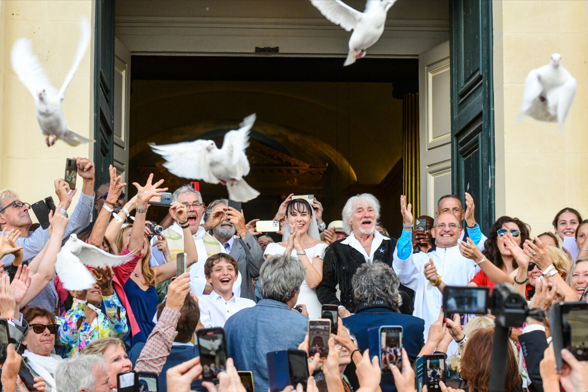 Photo : Murielle Mégevand et Hugues Aufray sur le parvis de l'église
