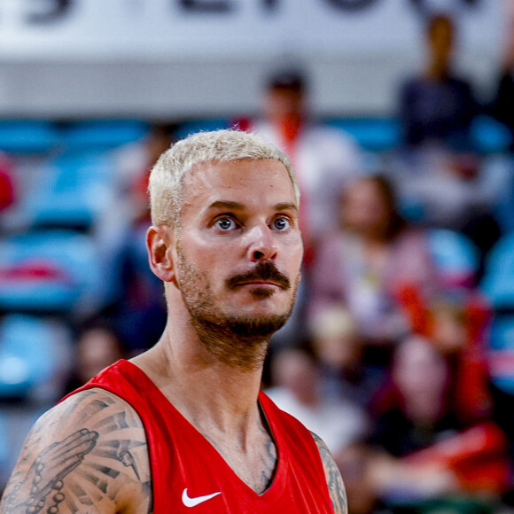 Tony Parker et Matt Pokora (M.Pokora) s'affrontent lors d'un match de basket par équipes dans le cadre d'une animation Radio Scoop au Gymnase Mado Bonnet à Lyon le 26 octobre 2023. 