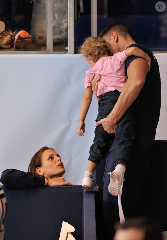 Laure Manaudou, sa fille Manon et Frédérick Bousquet.