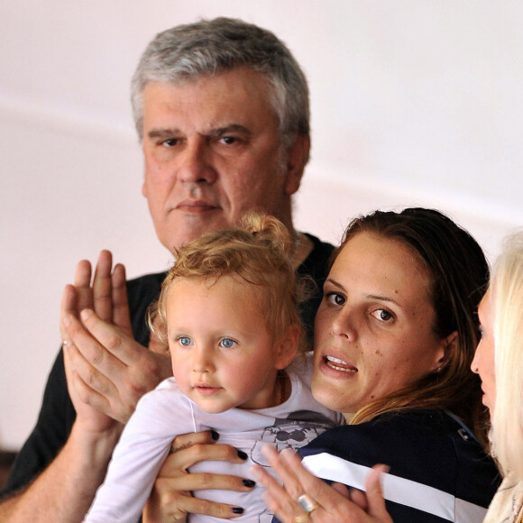 Laure Manaudou, sa fille Manon et ses parents dans les tribunes pour assister a la victoire de l'équipe de France du relais masculin 4x50m 4 nages lors du Championnat d' Europe de Natation a Chartres le 22 novembre 2012. 