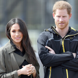 Le prince Harry et sa fiancée Meghan Markle lors d'une rencontre avec des athlètes des Invictus Games à l'université de Bath le 6 avril 2018.  Prince Harry, Patron of the Invictus Games Foundation, and Ms. Meghan Markle, attend the UK team trials for the Invictus Games Sydney 2018, at the University of Bath Sports Training Village. Prince Harry and Ms. Markle join Invictus Games hopefuls as they try out on the athletics track and field, before meeting those taking part in the indoor sitting volleyball trials. 