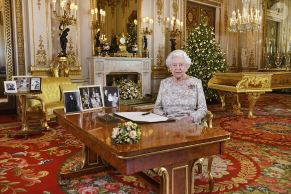 La reine Elizabeth II d'Angleterre enregistre son message de Noël dans la "White Drawing Room" au Palais de Buckingham à Londres. Le 23 décembre 2018. 