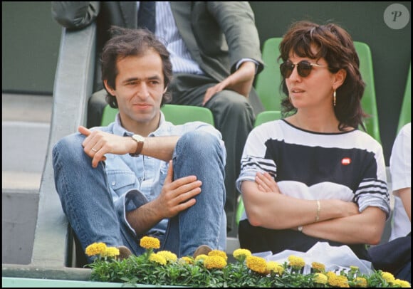 Mais un souci de santé l'a contraint à devoir pratiquer d'autres sports que le tennis.
Jean-Jacques Goldman et Catherine à Roland-Garros en 1990.