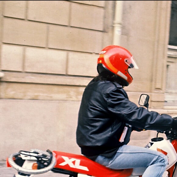 Une activité qu'il réalisait alors qu'il était déjà disque de platine. 
Jean-Jacques Goldman à moto.