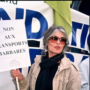 Brigitte Bardot dans une manifestation contre la maltraitance des animaux