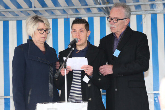 Son mari avait reconnu être à l'origine de sa mort, avant d'accuser son beau-frère Grégory Gay
Jonathann Daval et les parents de Alexia Jean-Pierre et Isabelle Fouillot - Marche blanche à Gray en hommage à Alexia Daval le 5 novembre 2017. © Bruno Grandjean / Panoramic / Bestimage