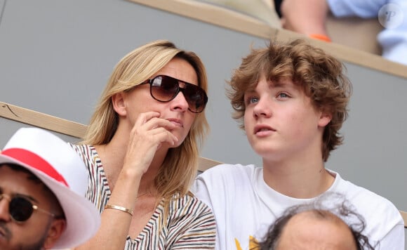 Sarah Poniatowski et son fils Roman Lavoine dans les tribunes lors des Internationaux de France de Tennis de Roland Garros 2023. Paris, le 7 juin 2023. © Jacovides-Moreau / Bestimage 