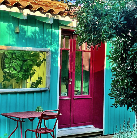 Son père et - même ses grands parents - y avait une maison et pour "Madame Figaro" elle se rappelle ô combien cette presqu'île était pour elle synonyme de beauté et de liberté.
La lieu de vie de Sarah Poniatowski au Cap-Ferret. Un bien divisé en quatre cabanes.