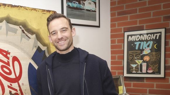 PHOTOS Valérie Bénaïm tout sourire pour recevoir le phénomène Joël Dicker dans son émission Droits d'auteurs