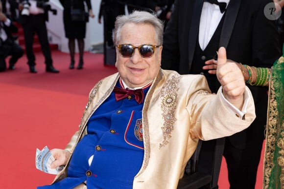  Alain Hakem raconte qu'il avait de très bons rapports avec l'écrivain jusqu'à ce que ce dernier lui demande de lui présenter "un notaire ou un huissier" : "Je lui ai présenté le mien mais il ne l'a jamais payé".
Paul-Loup Sulitzer - Montée des marches du film " Triangle of Sadness (Sans filtre) " lors du 75ème Festival International du Film de Cannes. Le 21 mai 2022 © Cyril Moreau / Bestimage 