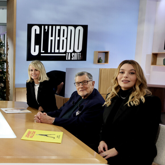 Exclusif - Aurélie Casse, Laeticia Hallyday, Jean-Claude Camus et Santa (Hyphen Hyphen) lors de l'enregistrement de l'émission de télévision "C L'Hebdo" sur France 5 Spéciale Johnny Hallyday diffusée le 16 décembre à laquelle étaient invités Laeticia Hallyday et Jean-Claude Camus et présentée par A.Casse à Paris, France, le 22 novembre 2023. Laeticia Hallyday était invitée pour parler de l'exposition qui ouvrira ses portes le 22 décembre à Paris Expo Porte de Versailles. La chanteuse Santa a interprété la chanson "Je te promets" en piano voix avec beaucoup d'émotion. © Dominique Jacovides/Bestimage 