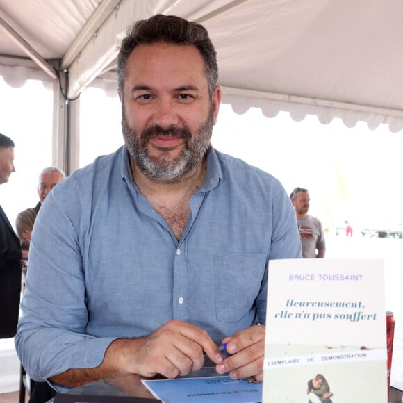 Exclusif - Bruce Toussaint pour la signature de son livre "Heureusement, elle n'a pas souffert" le 6 mai 2023 à Arcachon, lors du Rendez vous littéraire "La plage aux écrivains". © Jean-Marc Lhomer / Bestimage 