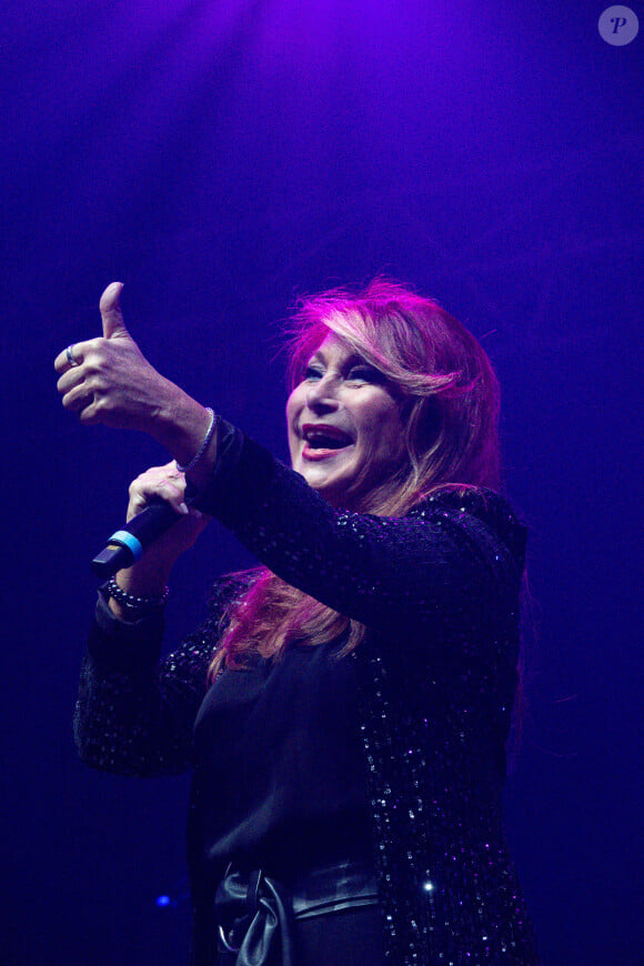 Julie Pietri - Les chanteurs de la tournée, les années 80, en concert au Phare à Chambéry le 25 novembre 2022.