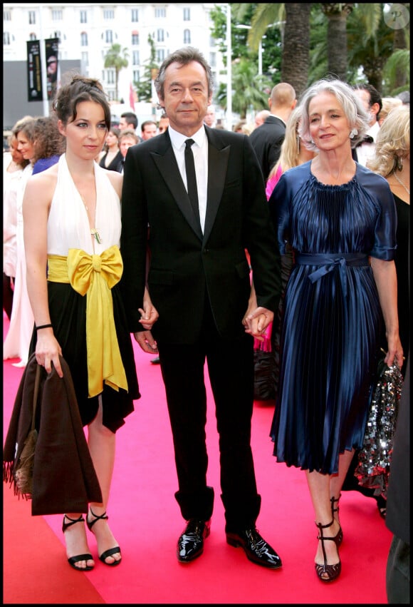 Toutes deux fruits des amours du journaliste avec Martine Patier, sa femme depuis près de 50 ans
Michel Denisot avec sa femme Martine Patier et leur fille Louise - Montée des marches du festival de Cannes pour la clôture avec le film "What just happened" lors du 61ème festival de Cannes en 2008