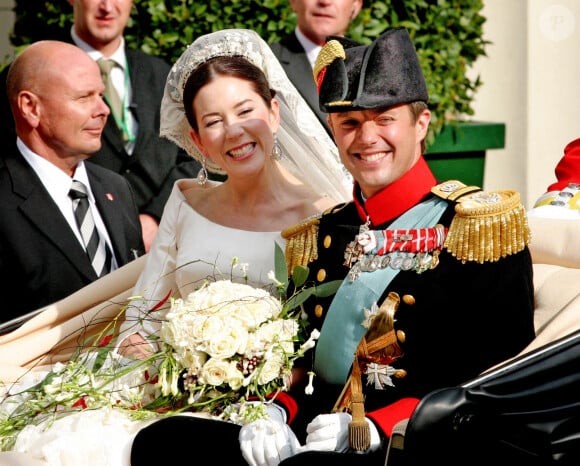 "La reine et moi aimerions remercier tous ceux qui depuis ce matin font en sorte que personne ne soit blessé", conclut le roi
 
Archives - Prince Frederik et princesse Mary de Danemark lors de leur mariage en 2004 © Royalportraits Europe/ Bernard Ruebsamen/ Bestimage