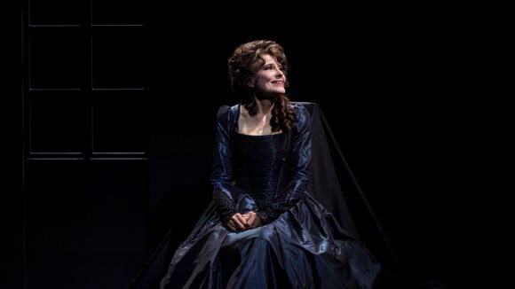 ON A VU Fanny Ardant en larmes et ovationnée par le public pour son grand retour : première à couper le souffle de La Blessure et la soif